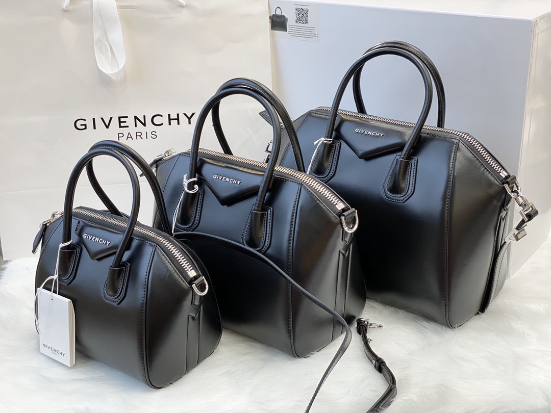 Gienvchy_Antigona_Tote